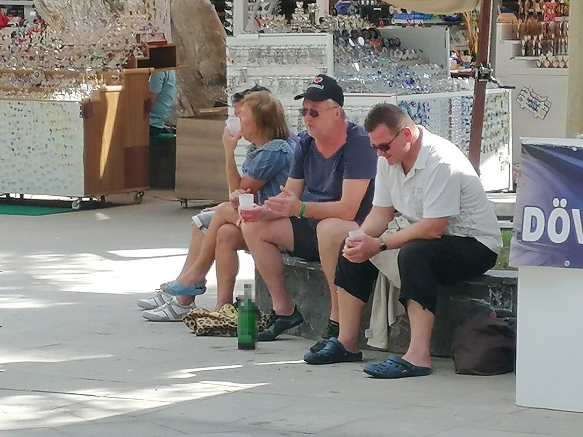 Şarap İçen Turist Fotoğrafını Paylaşıp \'Her Şey Dahil\'de Gelinen Son Noktayı Özetlediler