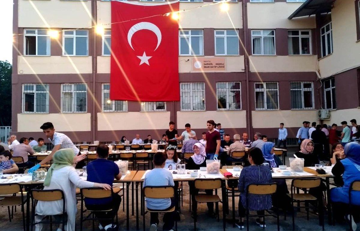 Sarıgöl\'de Anlamlı İftar Yemeği