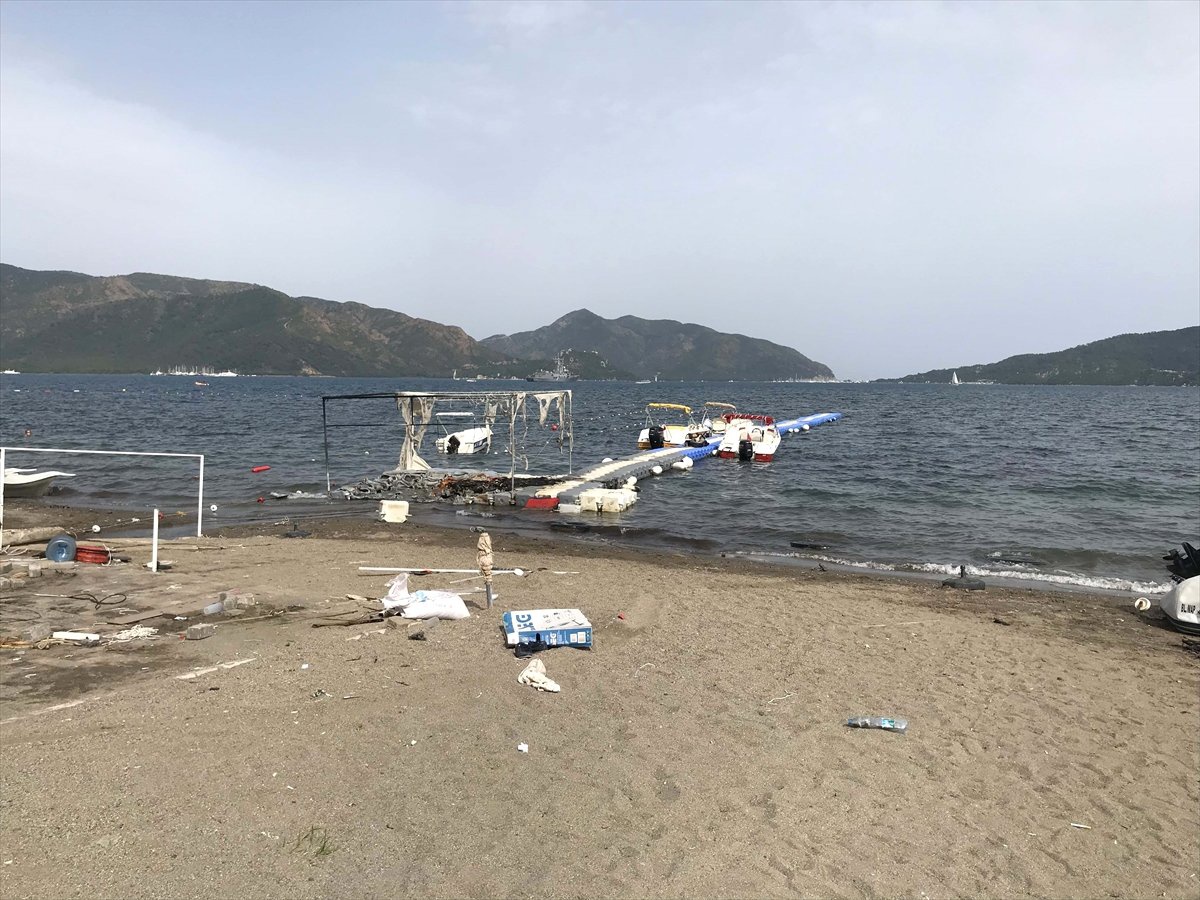 Tahliyeye Karşı Çıkıp Spor Aletlerini Ateşe Verdiler