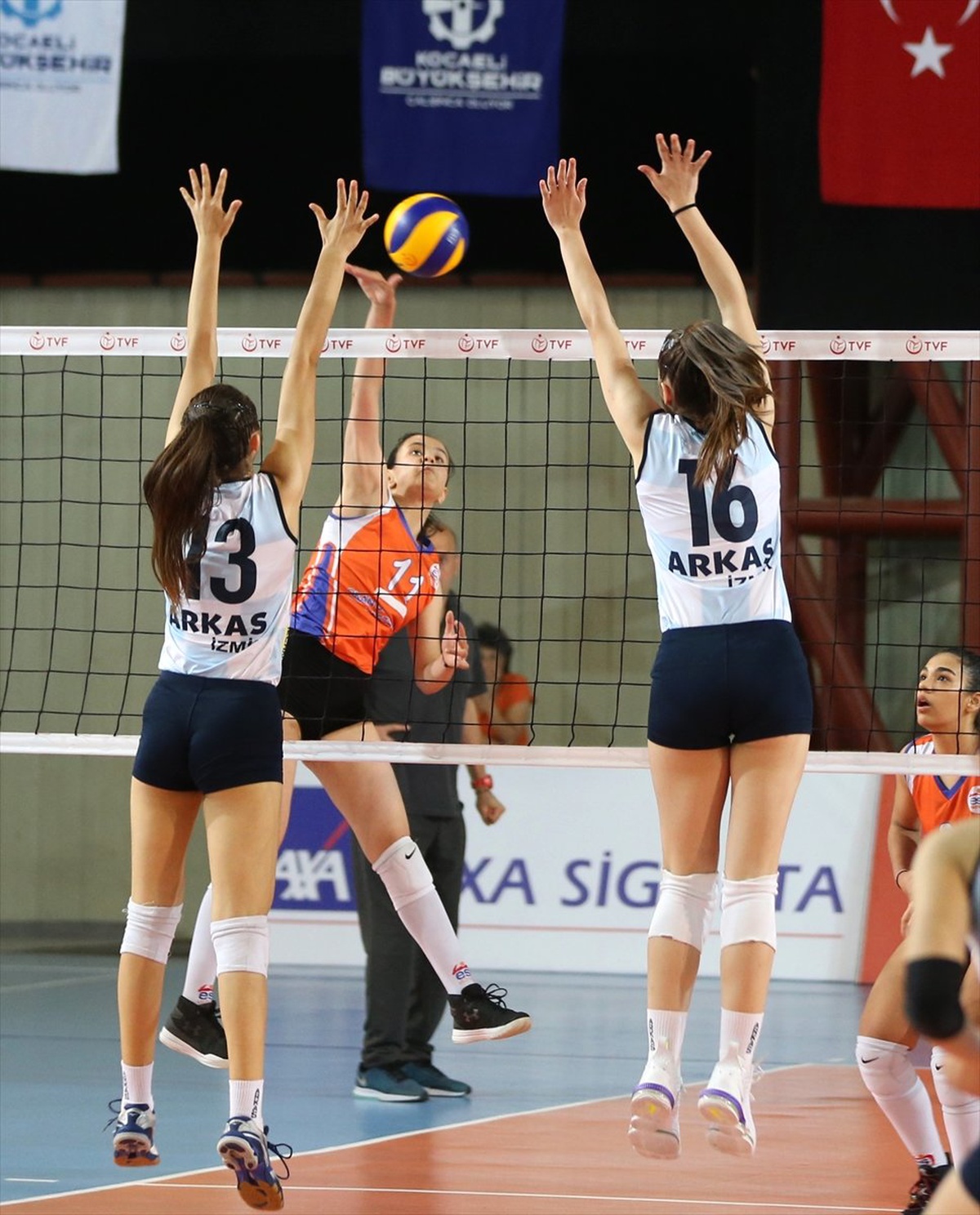 Voleybol Küçükler Türkiye Şampiyonası Kocaeli\'de Başladı