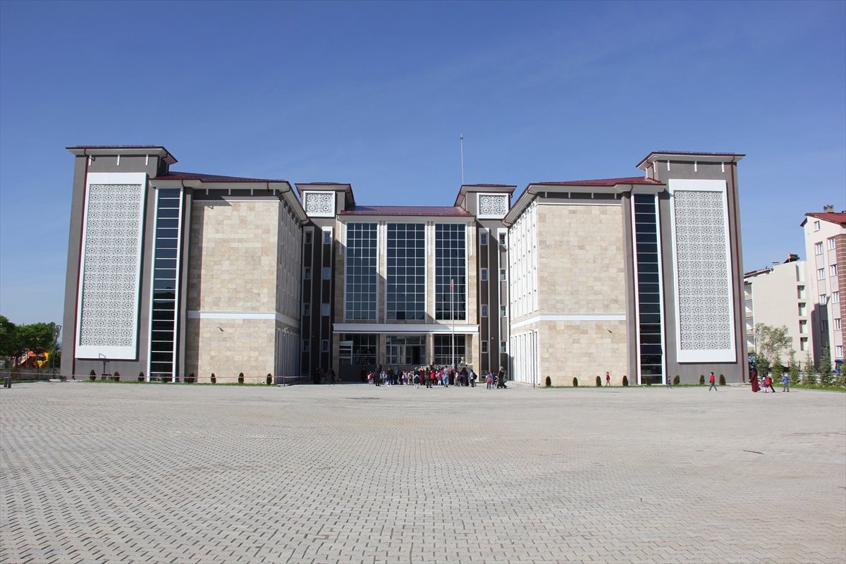 Zara\'da Gazi İlkokulu Yeni Binasında Eğitime Başladı