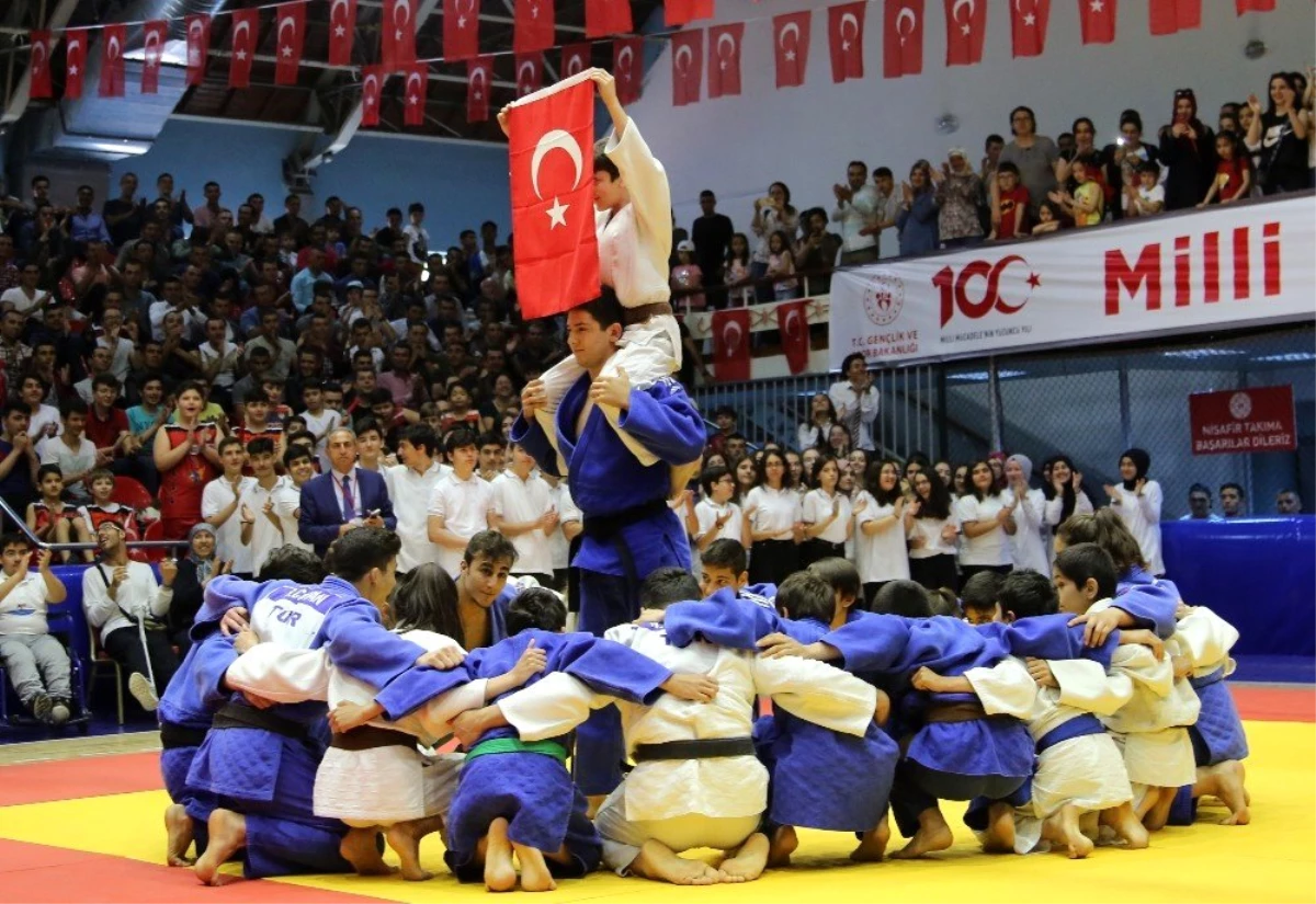 100. Yılda Tüm Türkiye\'de Sporun Bayramı