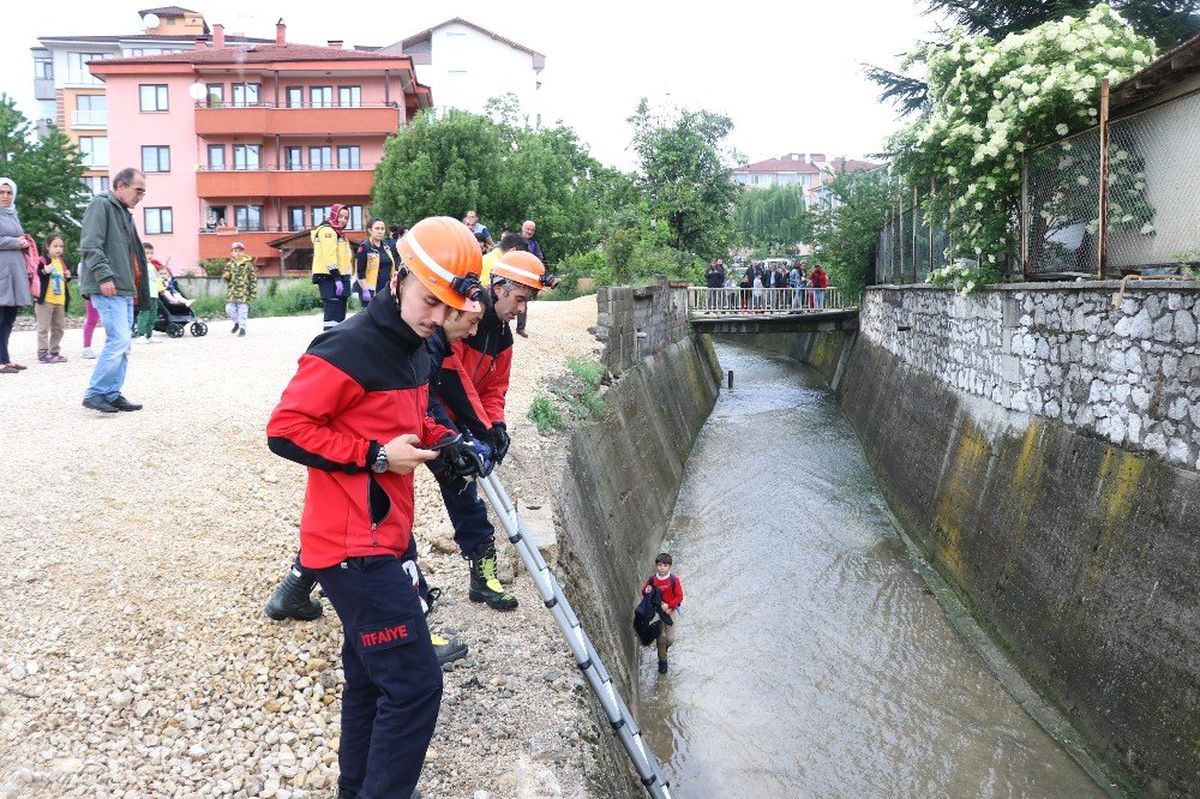 3 metre yükseklikten dereye düşen çocuğu itfaiye kurtardı