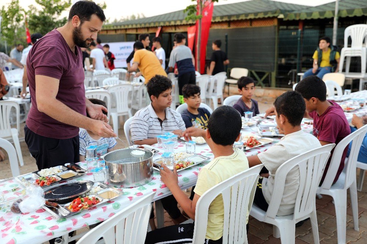 900 Suriyeli Öğrenciye İftar ve Sahur Yemeği Verildi