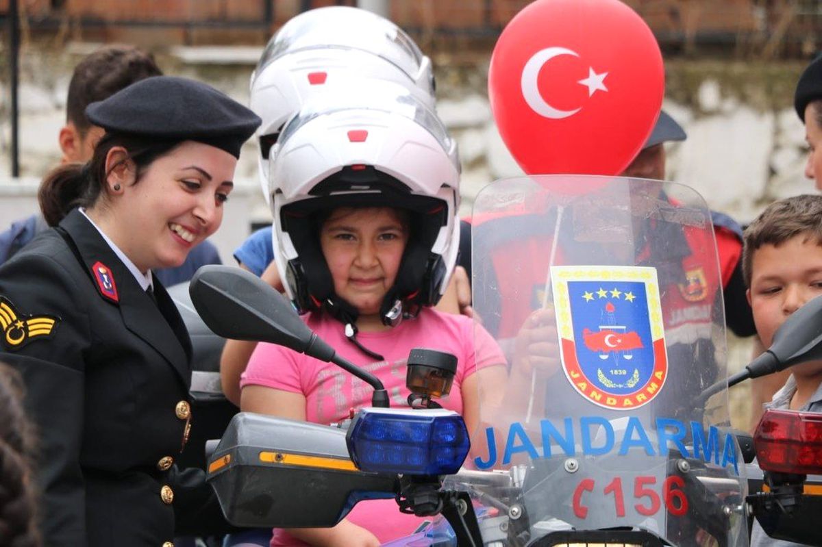 Aydın Jandarması Çocukları Sevindirmeye Devam Ediyor
