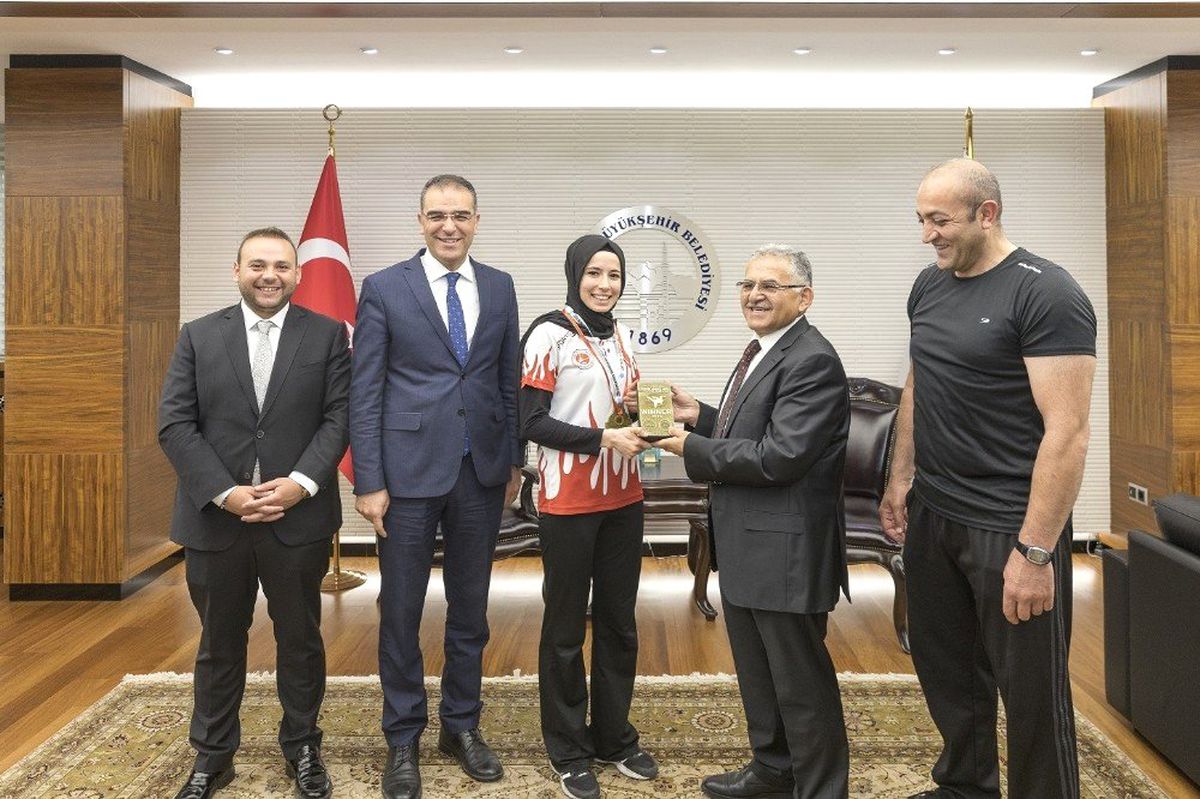Başkan Büyükkılıç Şampiyonu Ödüllendirdi