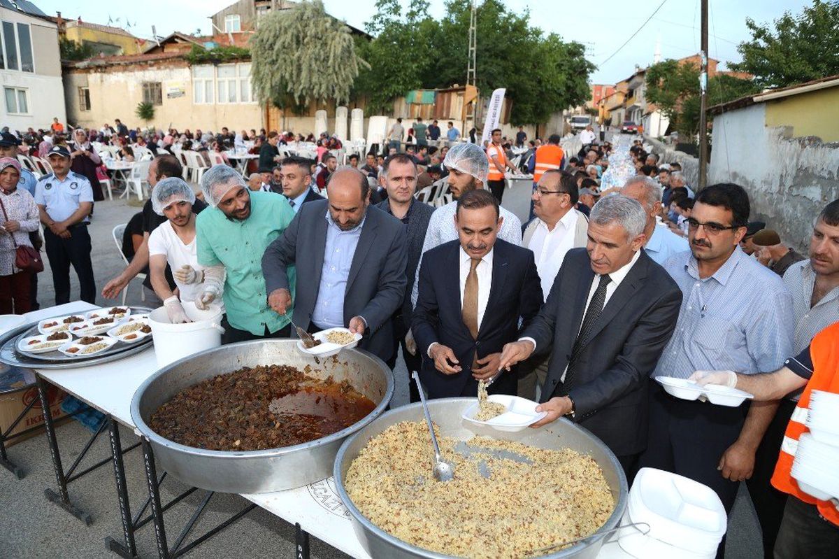 Başkan Güder, Taştepe\'de İftarda Vatandaşla Bir Araya Geldi