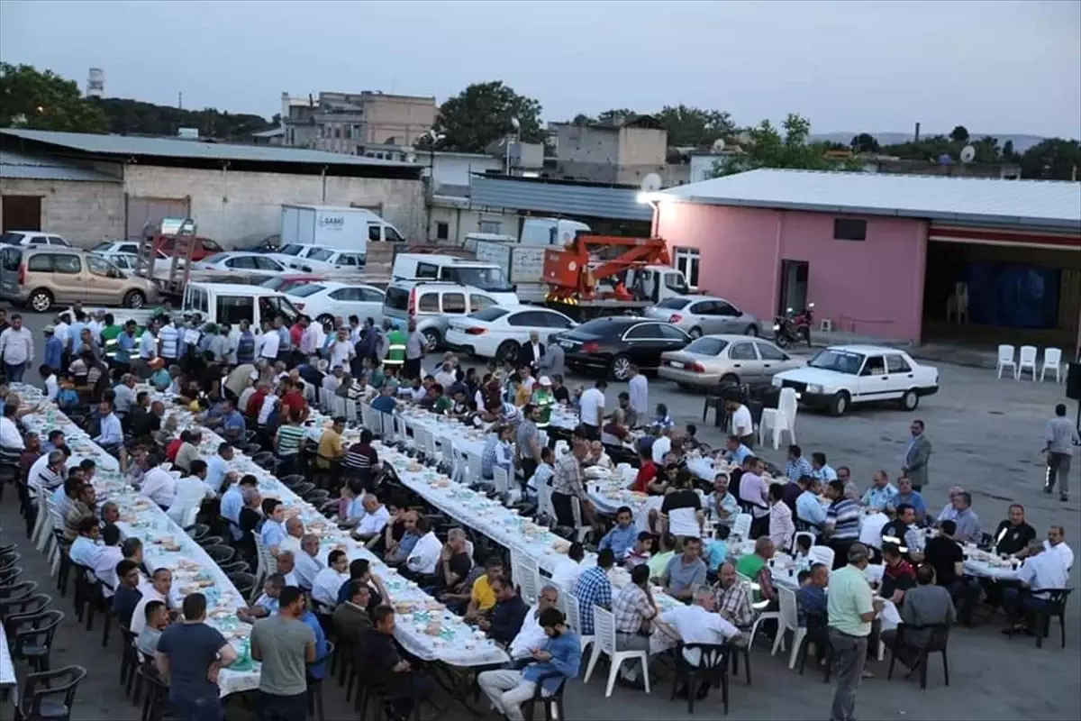 Belediye Başkanı Sarı Çalışanlarla İftar Yaptı