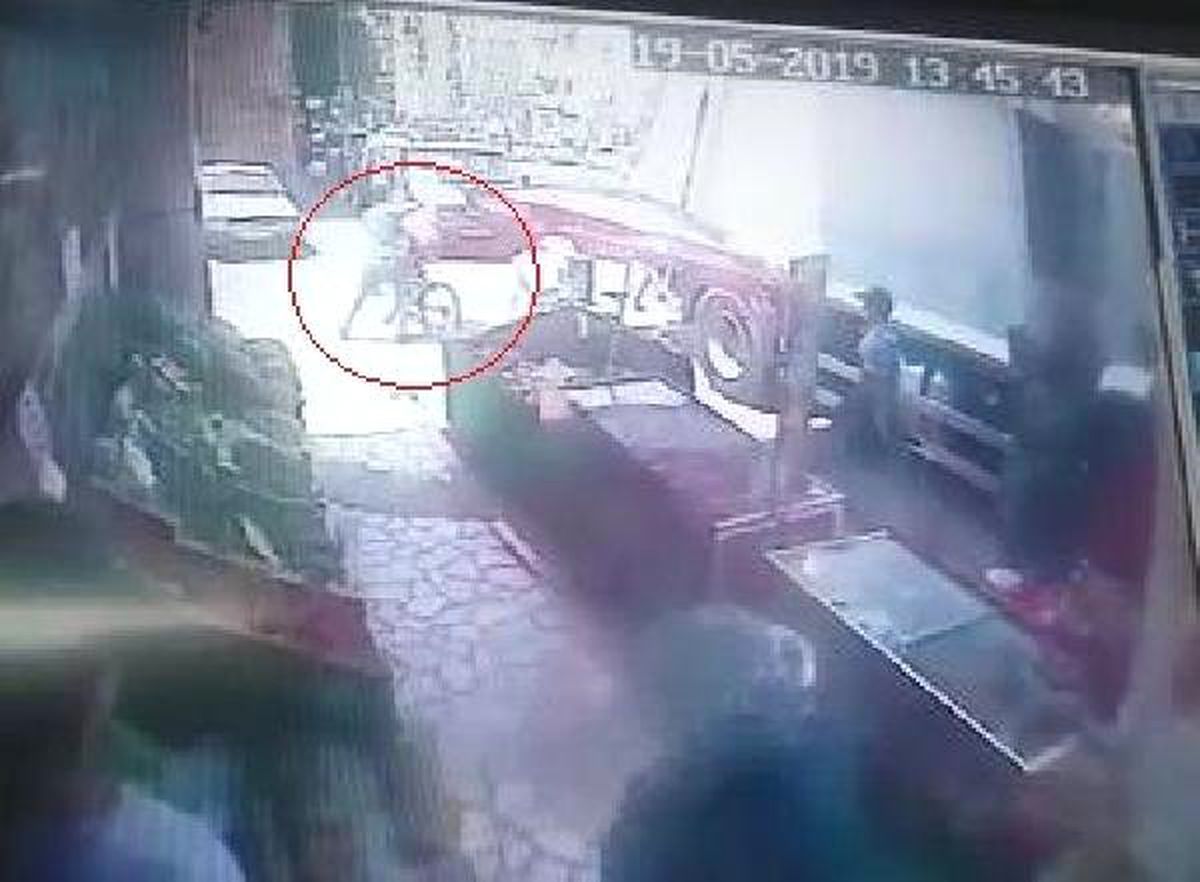 Bıçakla kovaladığı genci göğsünden yaraladı