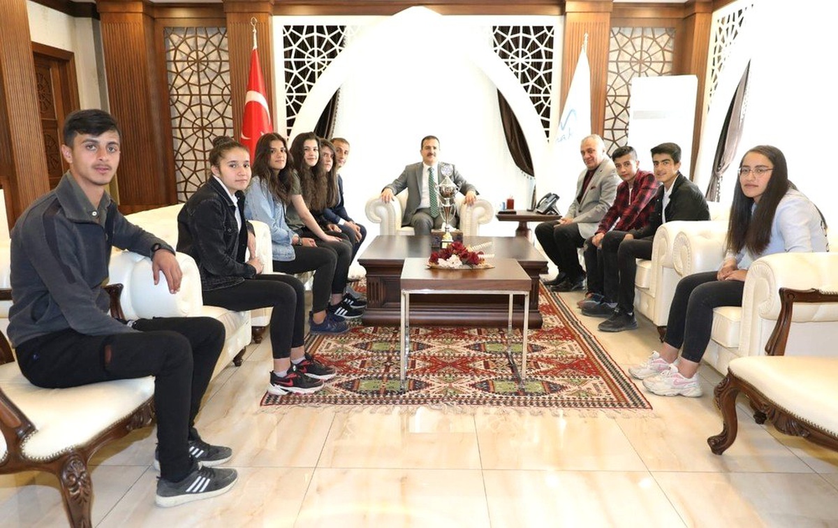 Bölge şampiyonlarından Vali Akbıyık\'a ziyaret