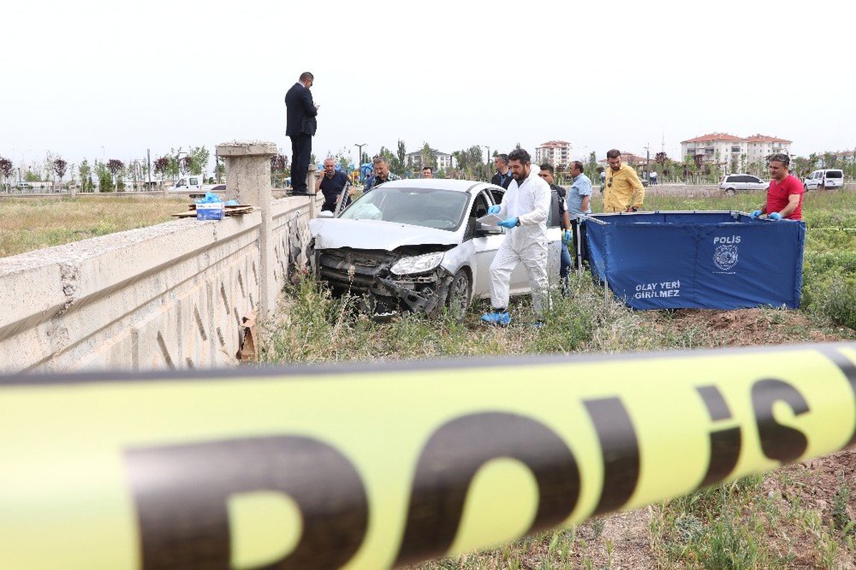 Boynuna İp Bağlı Genç Duvara Çarpmış Otomobilde Ölü Bulundu