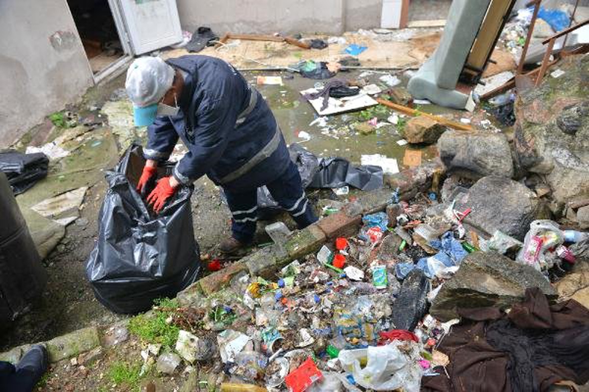 Bursa\'da kötü koku gelen evden 3 ton çöp çıktı