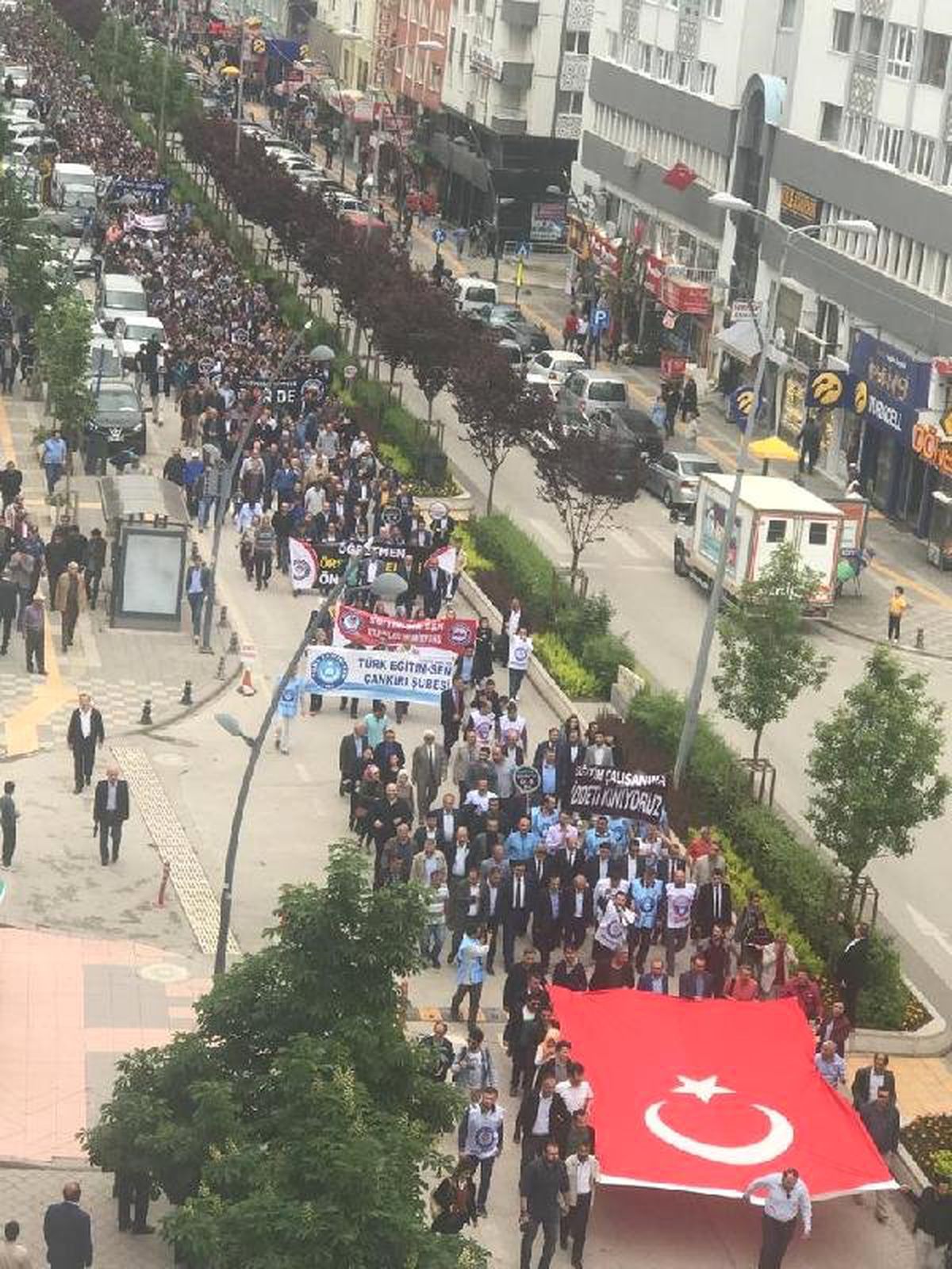 Çankırı\'da öğretmene saldırıya tepki yürüyüşü