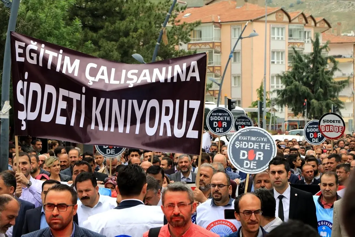 Çankırı\'da Öğretmenin Darbedilmesi Protesto Edildi