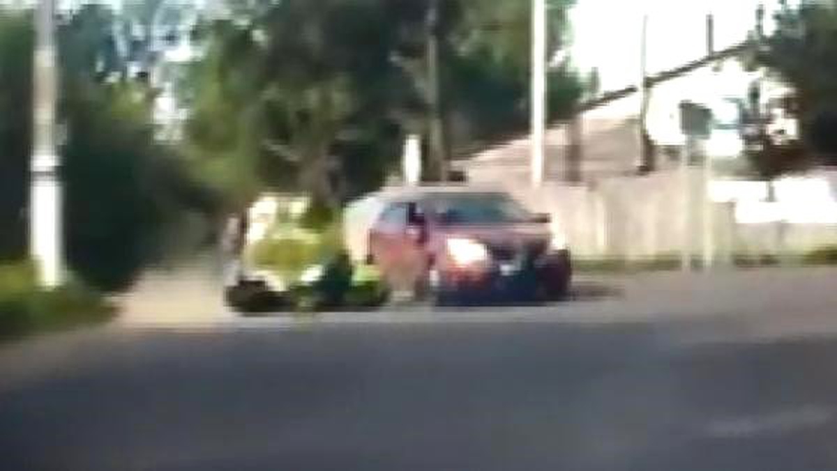 Çarptığı Aracın Altında Kalan Motosikletliyi Vatandaşlar Kurtardı
