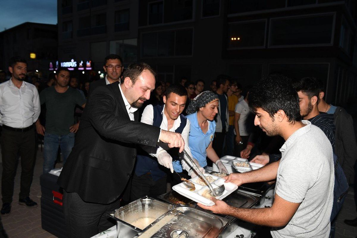 Çiğli\'nin Mahallelerindeki İftar Sofralarına Onlarca Kişi Katılıyor
