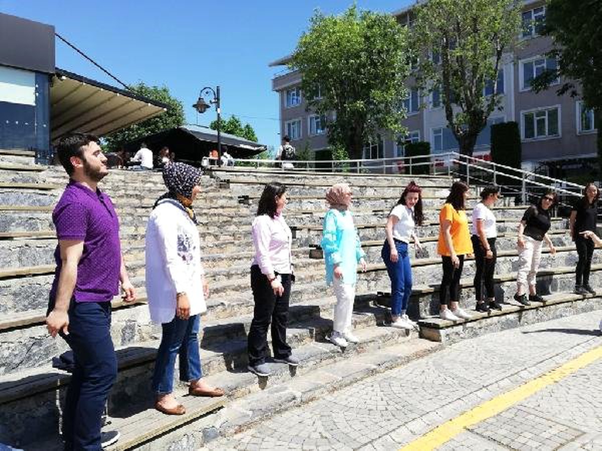 Dekan öğrencilerle \'Yağ Satarım Bal Satarım\' oynadı
