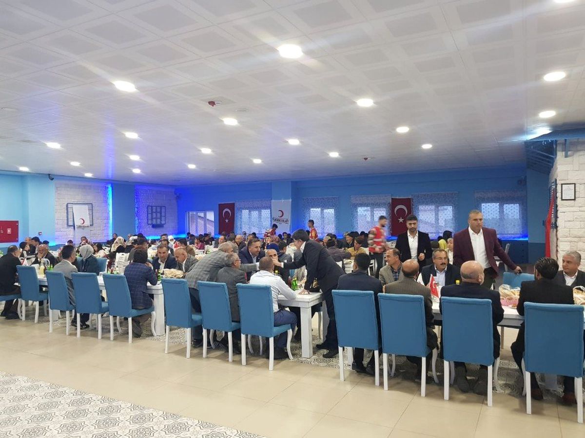 Dünya Yetim Çocuklar Günü\'nde ilçedeki yetim çocuklar ve ailelerine iftar yemeği verildi