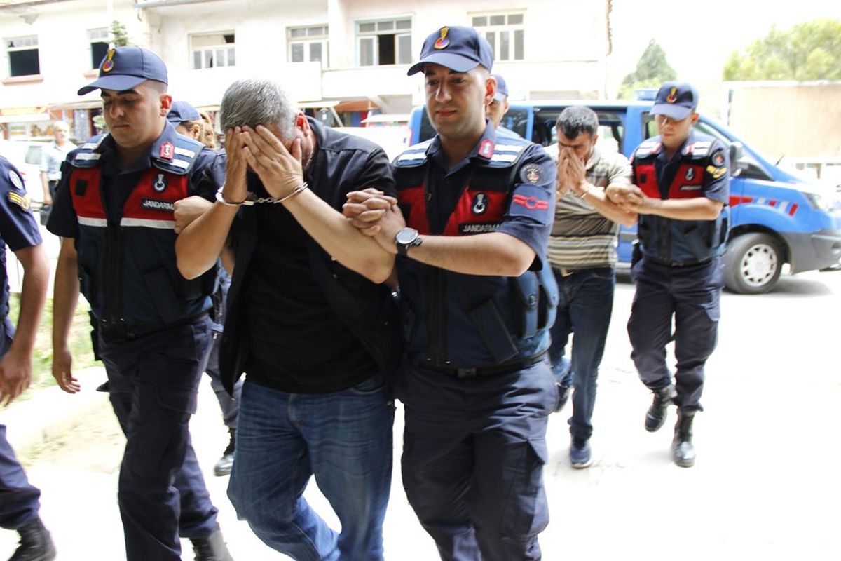 Ege Bölgesini Yaklaşık 300 Bin TL Dolandıran Şahıslar Yakalandı