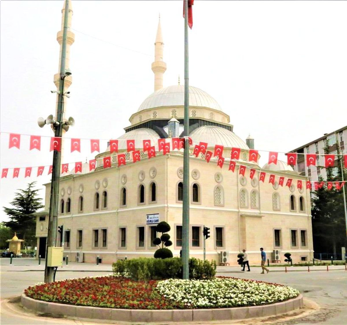 Ereğli\'de Kavşak ve Refüjler Çiçeklerle Donatılıyor