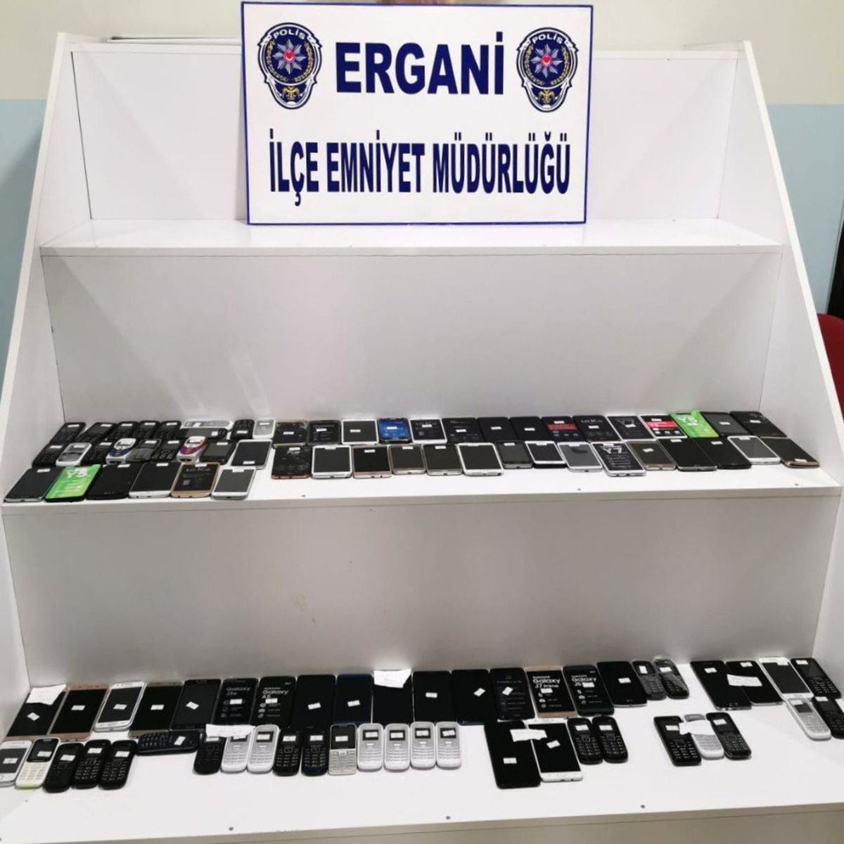 Ergani\'de Kaçak Cep Telefonu Operasyonu