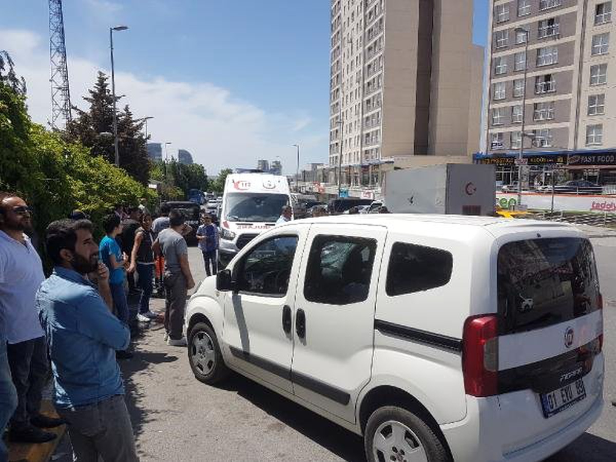 Esenyurt\'ta Hafif Ticari Araç Motosiklete Çarptı: 2 Yaralı