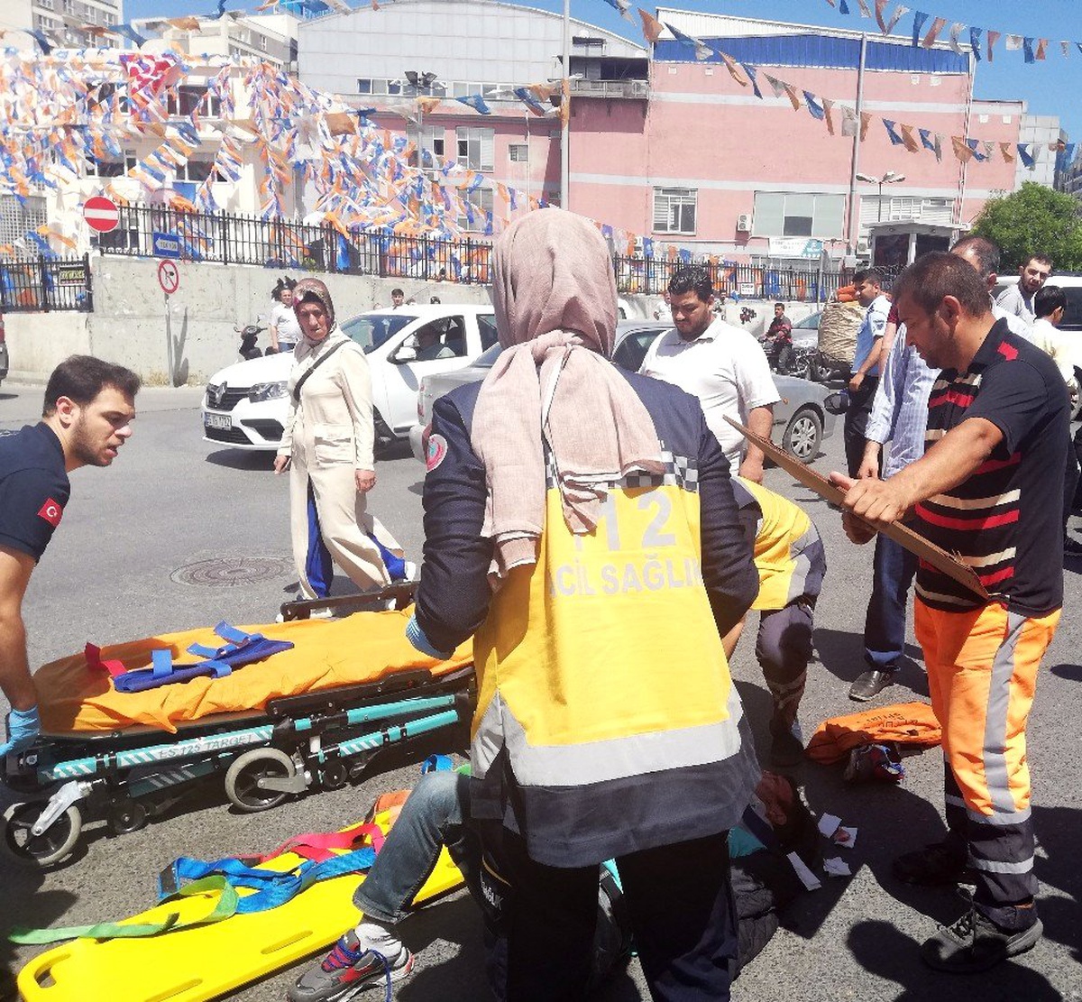 Esenyurt\'ta Kazada Yaralanan Vatandaşa, Temizlik İşçisi Böyle Yardım Etti