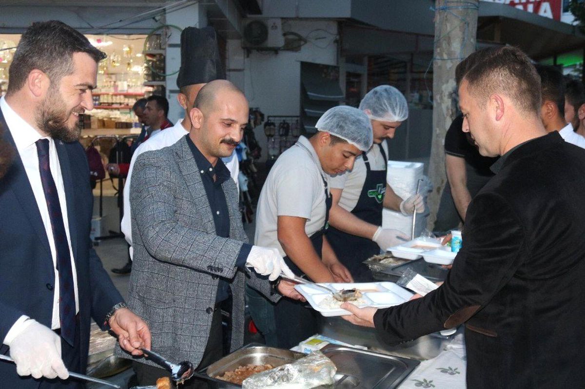 Etimesgut\'taki iftara rekor katılım