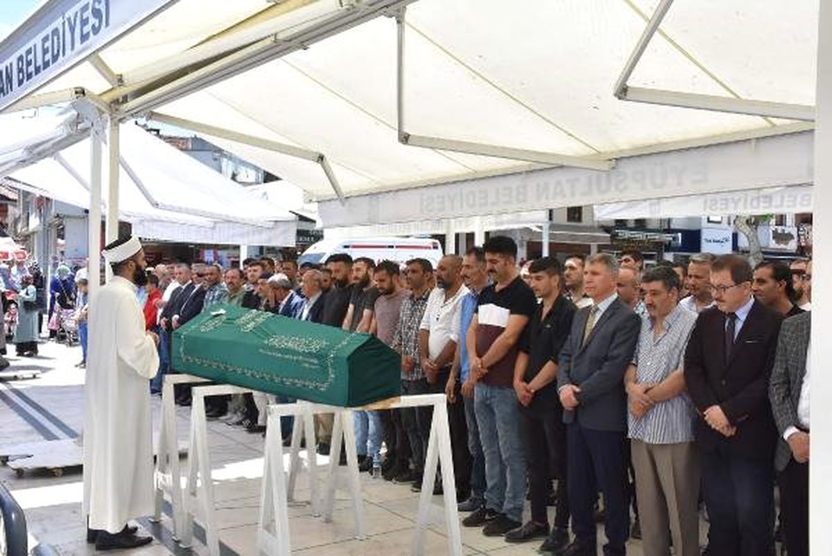 Eyüpsultan\'da İnşaat Alanında Ölen Küçük Çocuk Son Yolculuğuna Uğurlandı