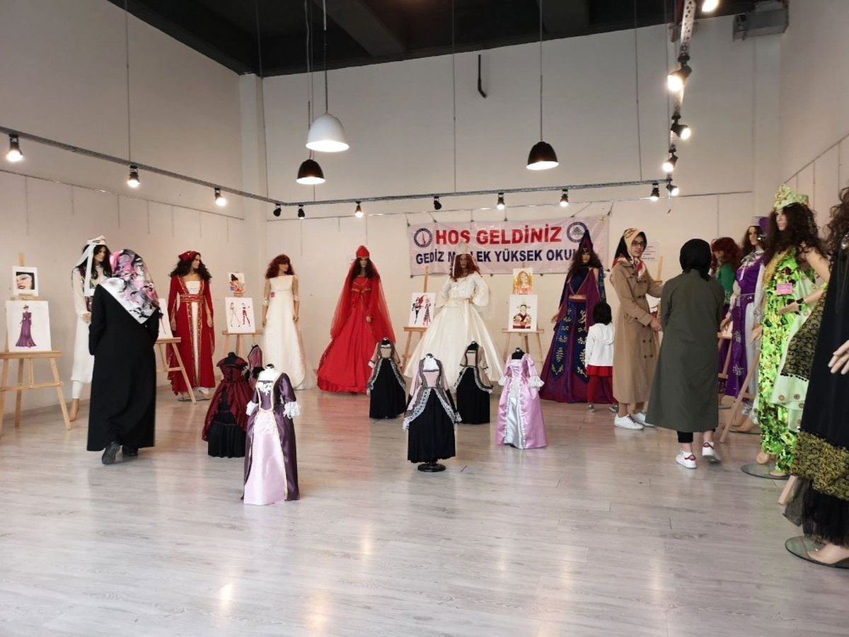 Gedizli Myo Öğrencileri Tasarımlarını Sergiledi