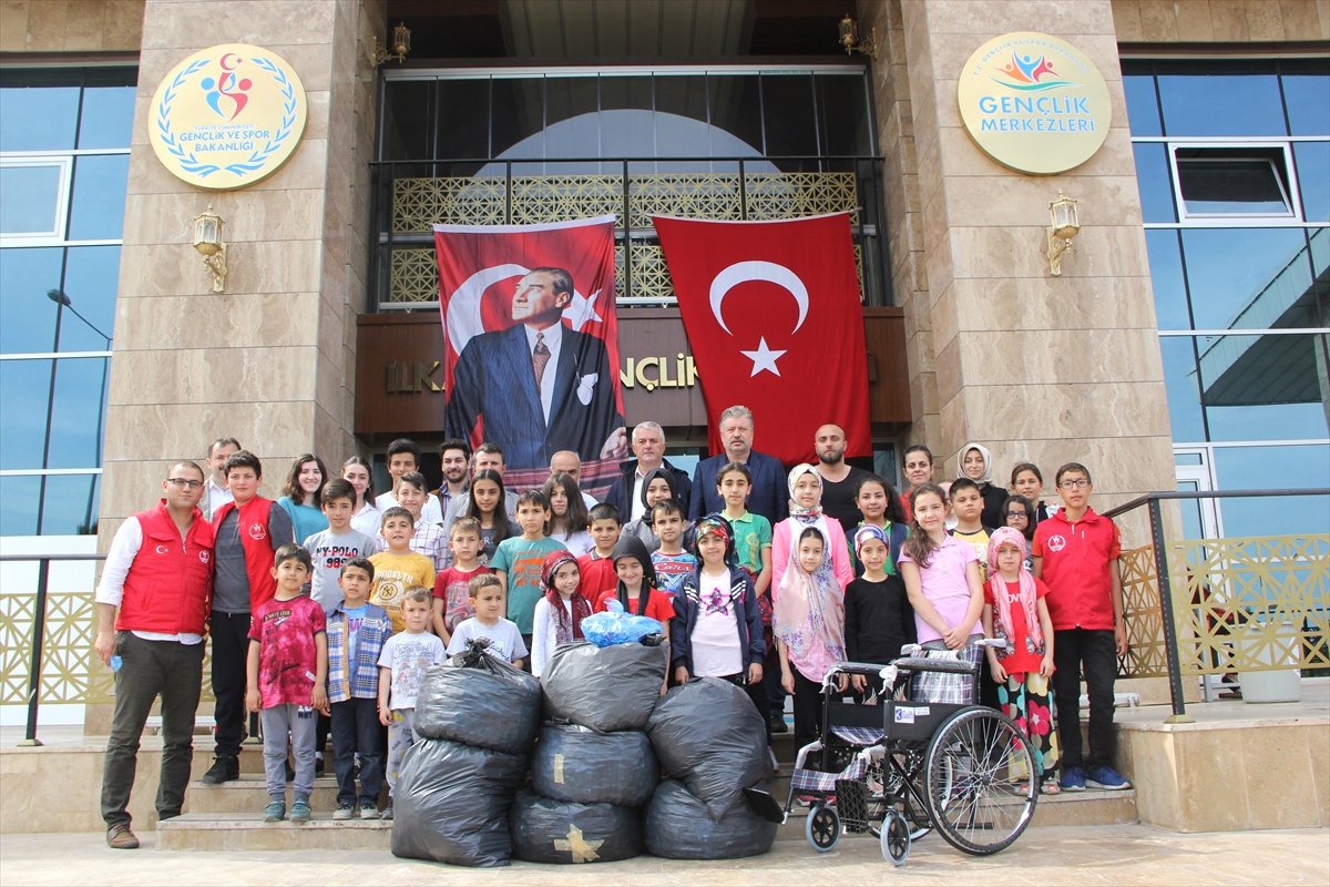 Gençler Topladıkları Mavi Kapaklarla Tekerlekli Sandalye Aldı