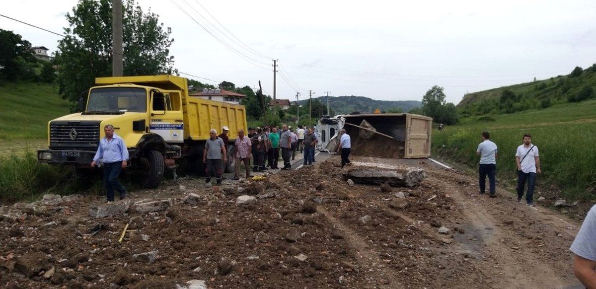 Hafriyat Kamyonu Yola Devrildi, Ortalık Savaş Alanına Döndü