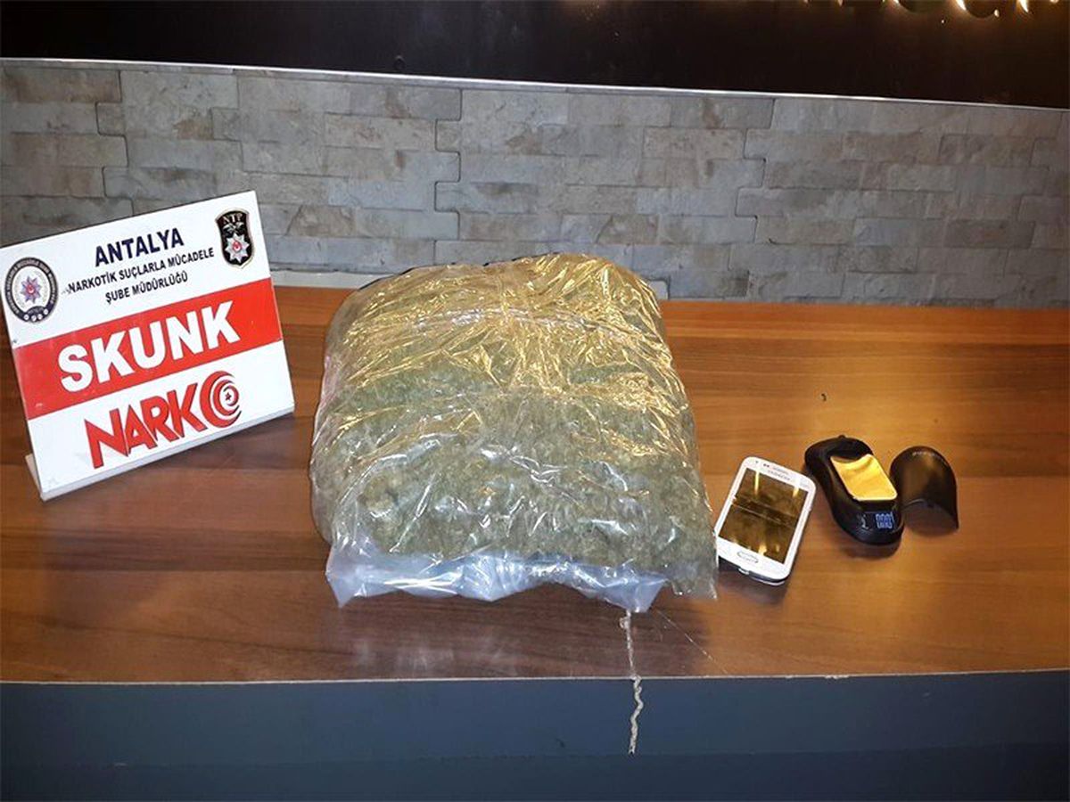 İranlı Yolcu Havalimanında Valizinde Uyuşturucuyla Yakalandı
