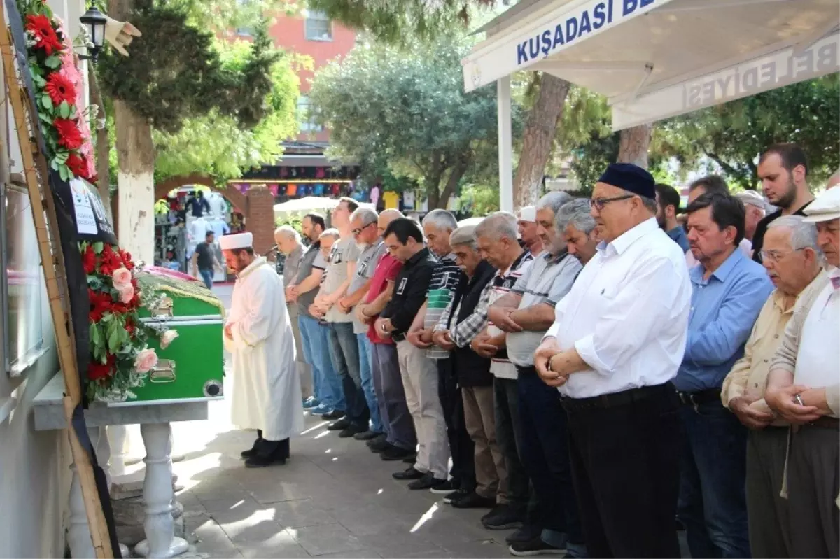 İzmir\'de oğlu tarafından boğulan kadın Kuşadası\'nda toprağa verildi