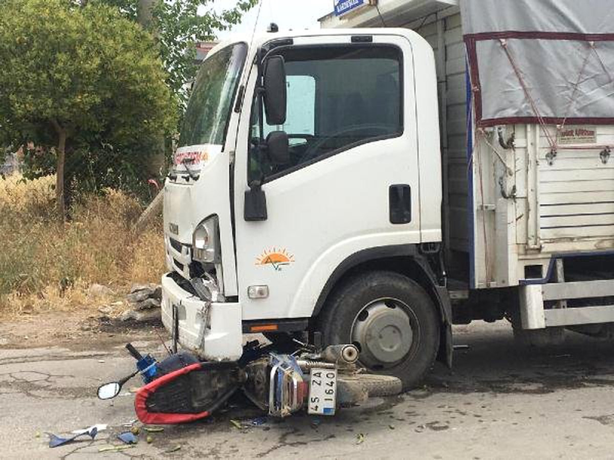 Kamyonetin Altında Kalan Motosikletin Sürücüsü Yaralandı