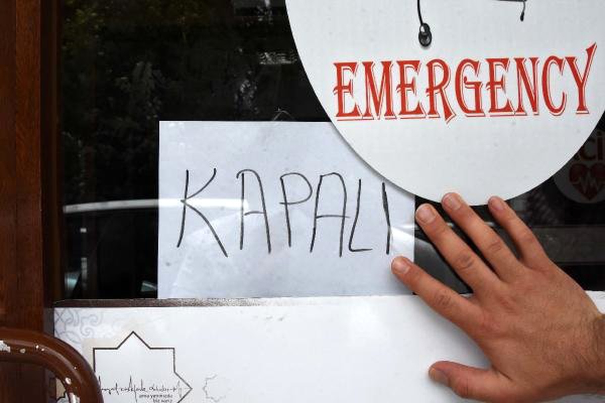 Kapanan özel hastanenin çalışanlarından maaş eylemi