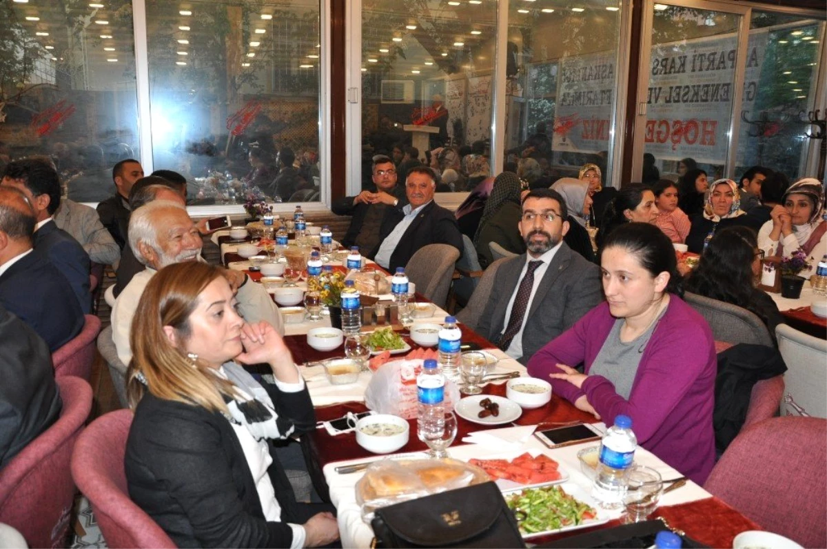 Kars\'ta AK Parti\'nin İftar Yemeği Yoğun İlgi Gördü