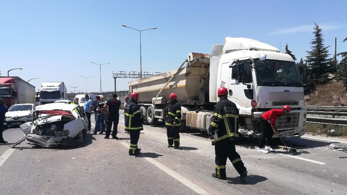 Kocaeli\'de hafriyat kamyonu ile otomobil çarpıştı: 3 yaralı
