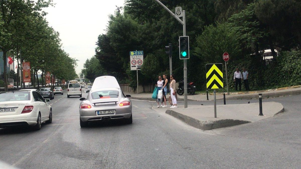 Maslak\'ta Aküsü Biten 700 Bin Liralık Lüks Otomobil Yolda Kaldı