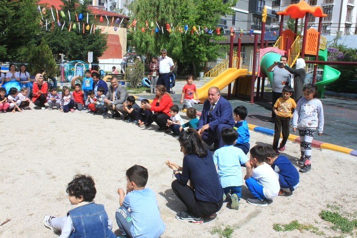 Minik öğrenciler açık havada doyasıya eğlendi