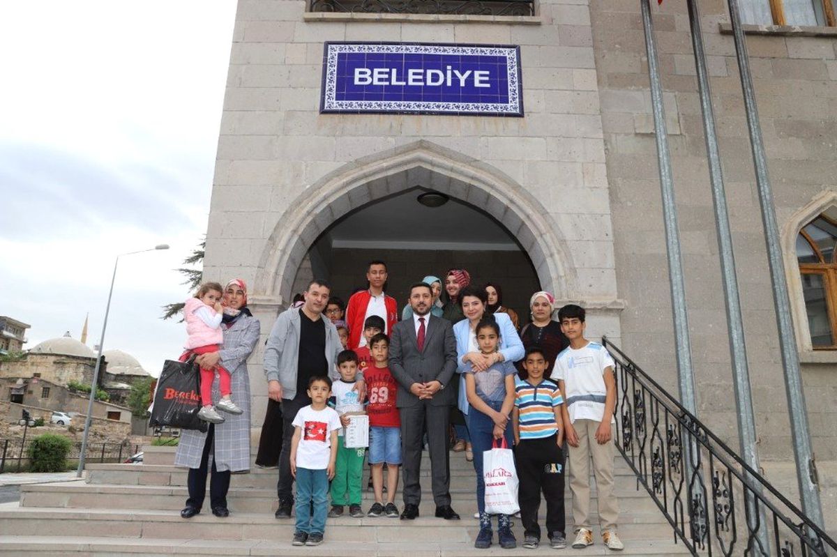 Nevşehir Belediye Başkanı Arı\'nın Çocuk Sevgisi