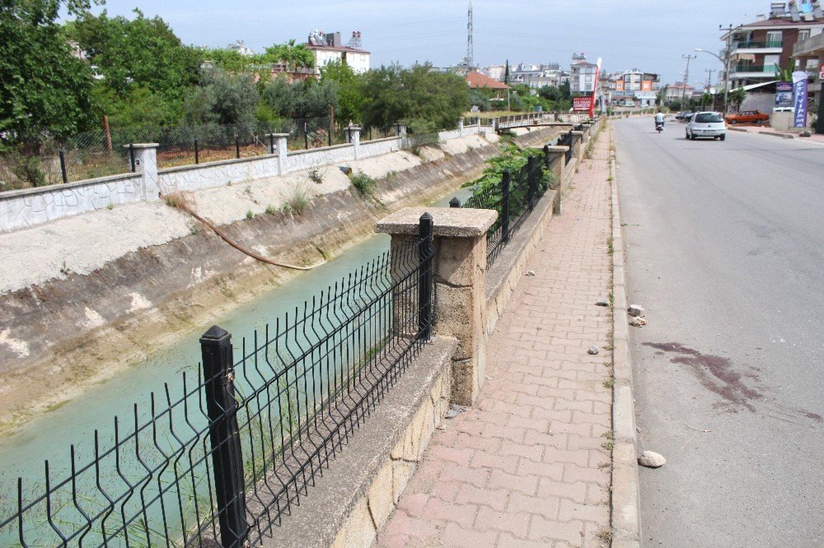 Öldürdükleri Kişiyi Kanala Atmak İsterken Yakalandılar