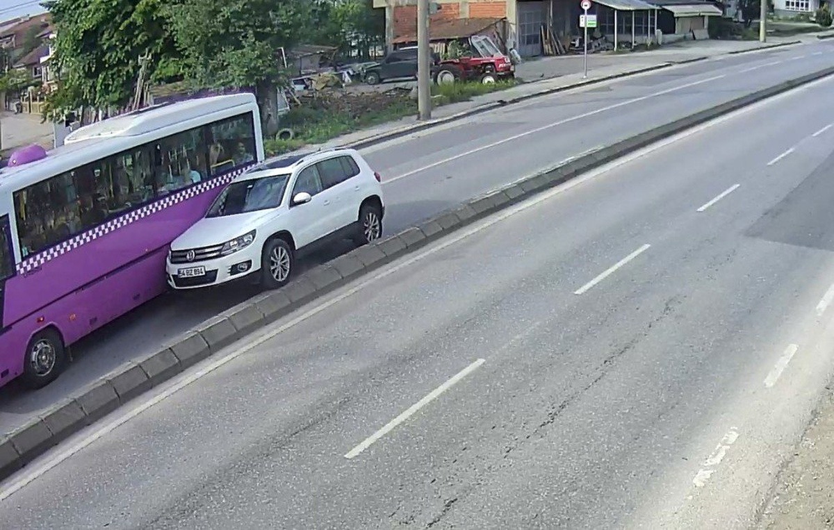 Otomobil, Otobüse Çarptı Karşı Şeride Geçti
