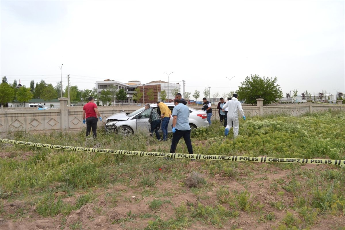 Otomobilde Boğazında İp Bağlı Erkek Cesedi Bulundu