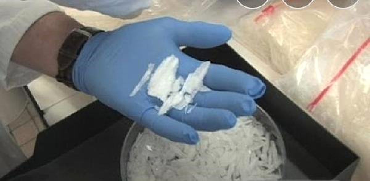Otomobildeki 2 kilo 830 gram metamfetamine 2 gözaltı