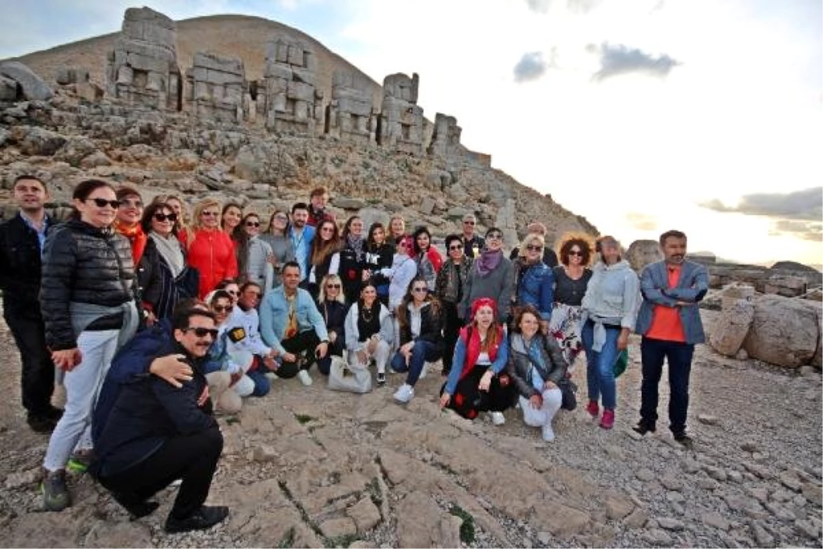 Pervin Ersoy, 40 Ünlü ile Nemrut\'ta Konser Eşliğinde Gün Batımını İzledi