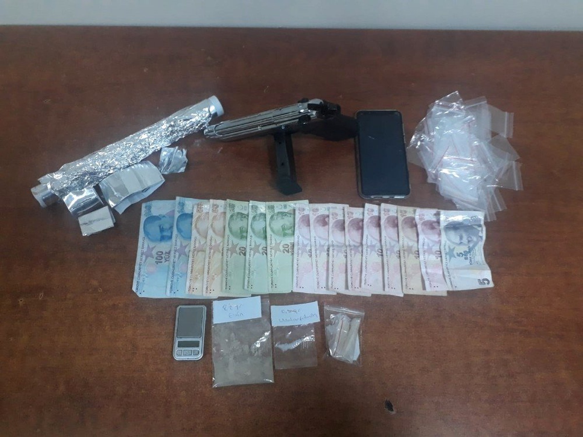 Polisten Uyuşturucu Satıcılarına Suç Üstü