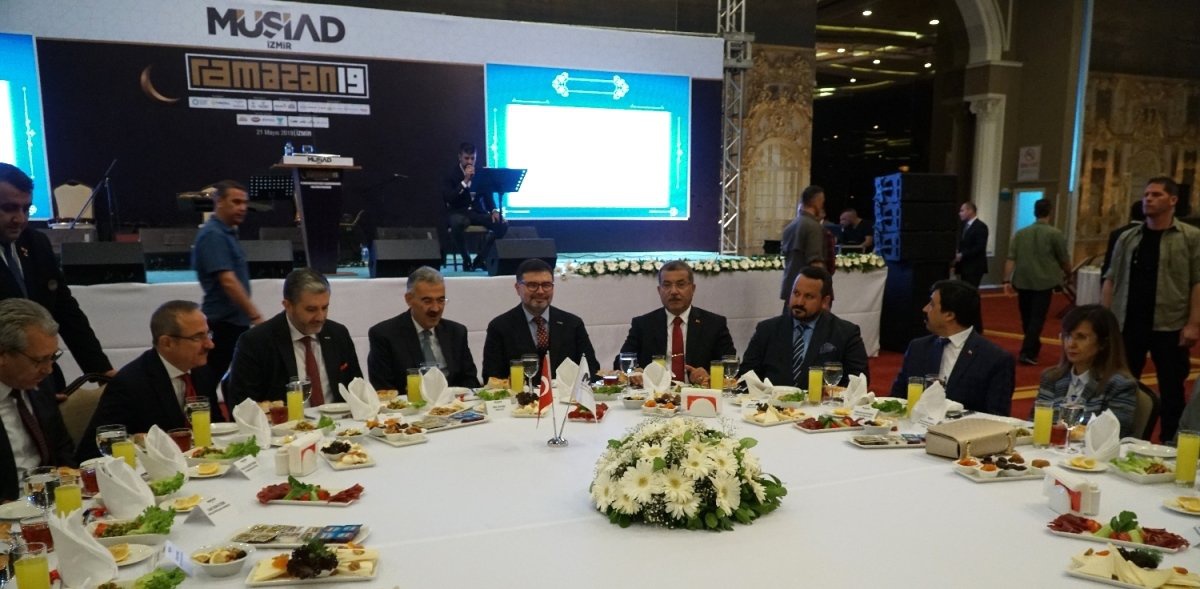 Protokol ve İş Dünyası Geleneksel MÜSİAD İzmir İftar Programı\'nda Buluştu