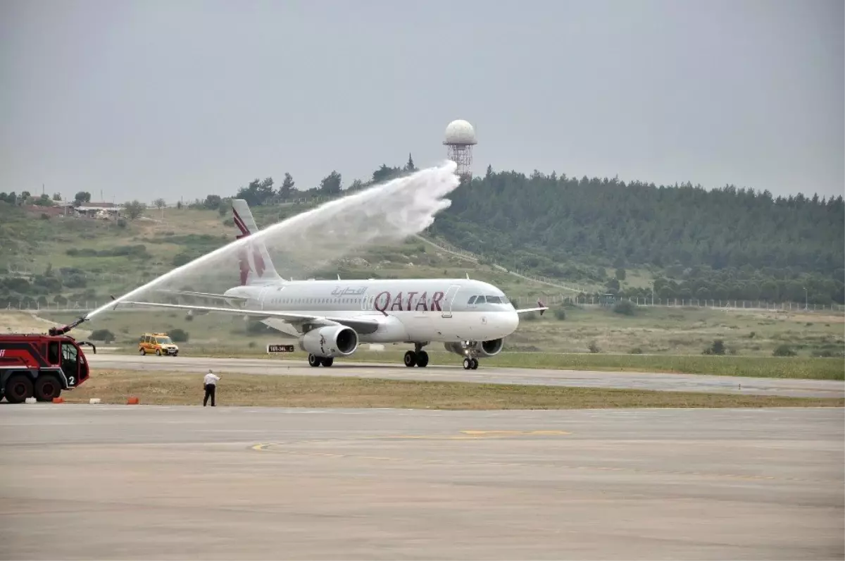 Qatar Airways\'in İlk Uçağı İzmir\'e İniş Yaptı