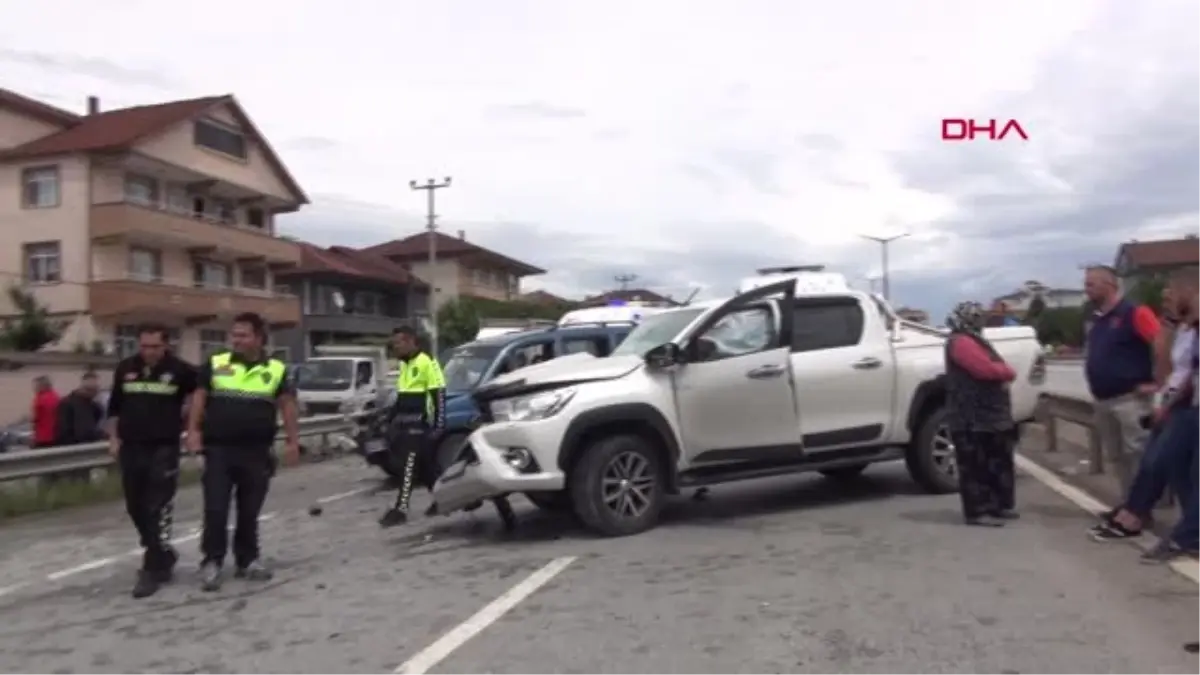 Sakarya Hendek\'te 3 Araç Çarpıştı: 6 Yaralı